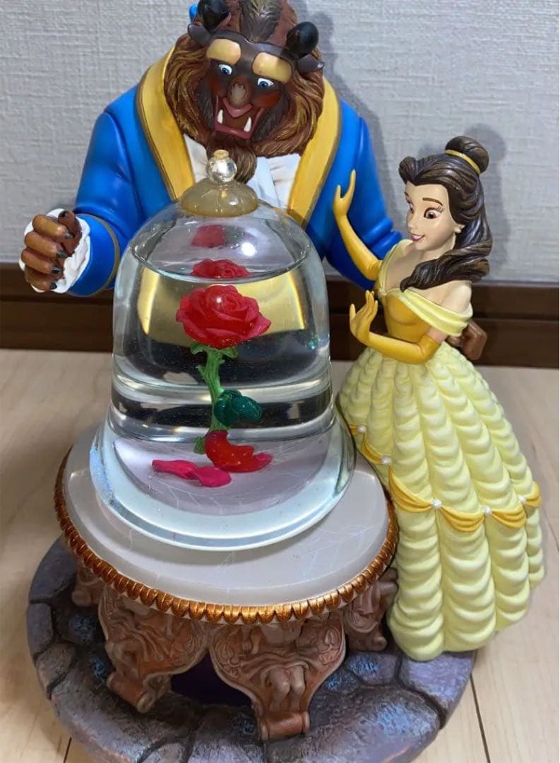 ディズニー　美女と野獣　オルゴール付きスノードームフィギュア