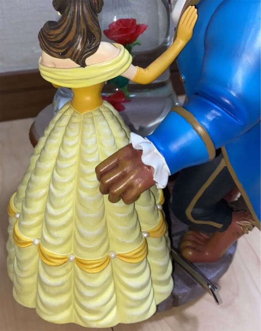 ディズニー　美女と野獣　オルゴール付きスノードームフィギュア