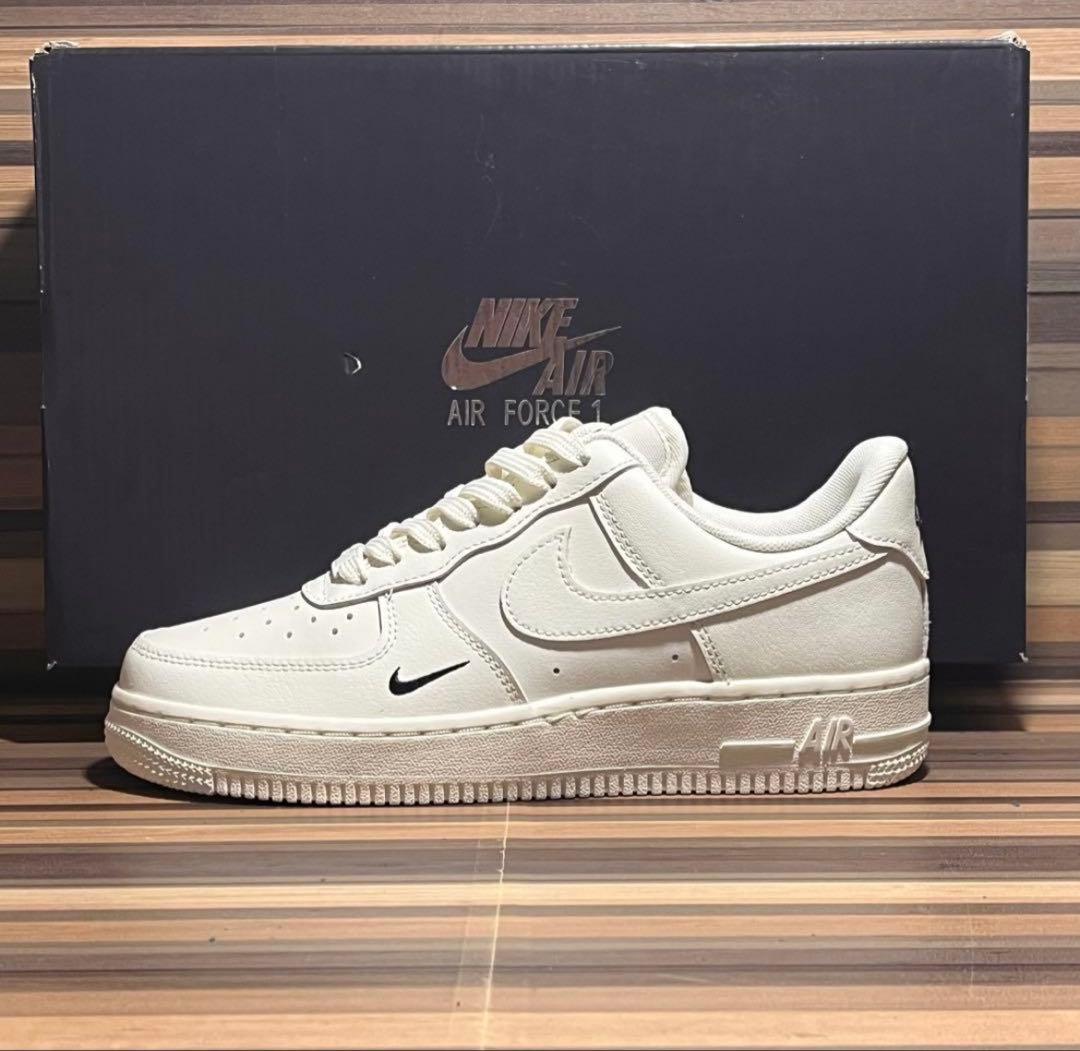 新品・ナイキ エア フォース 1 07 エッセンシャル ホワイト 23.5cm