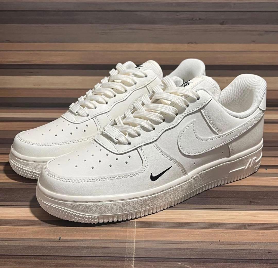 新品・ナイキ エア フォース 1 07 エッセンシャル ホワイト 23.5cm