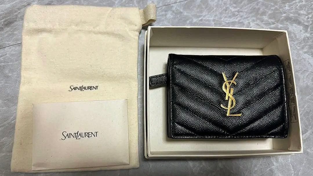 愛菜　　SAINT LAURENT ブラック二つ折り財布