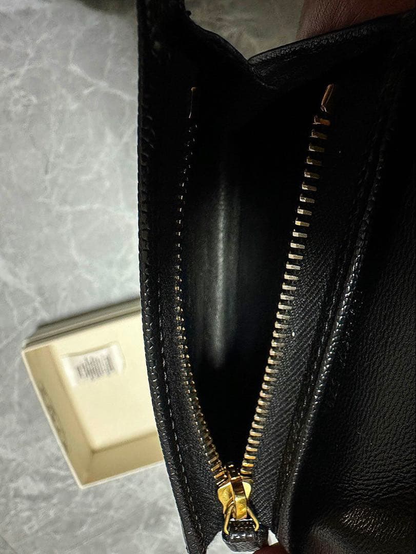 愛菜　　SAINT LAURENT ブラック二つ折り財布