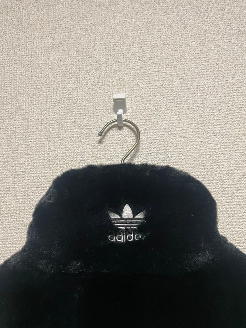 ★美品★ アディダスオリジナルス ファー ジャケット 黒 トレフォイル デカロゴ