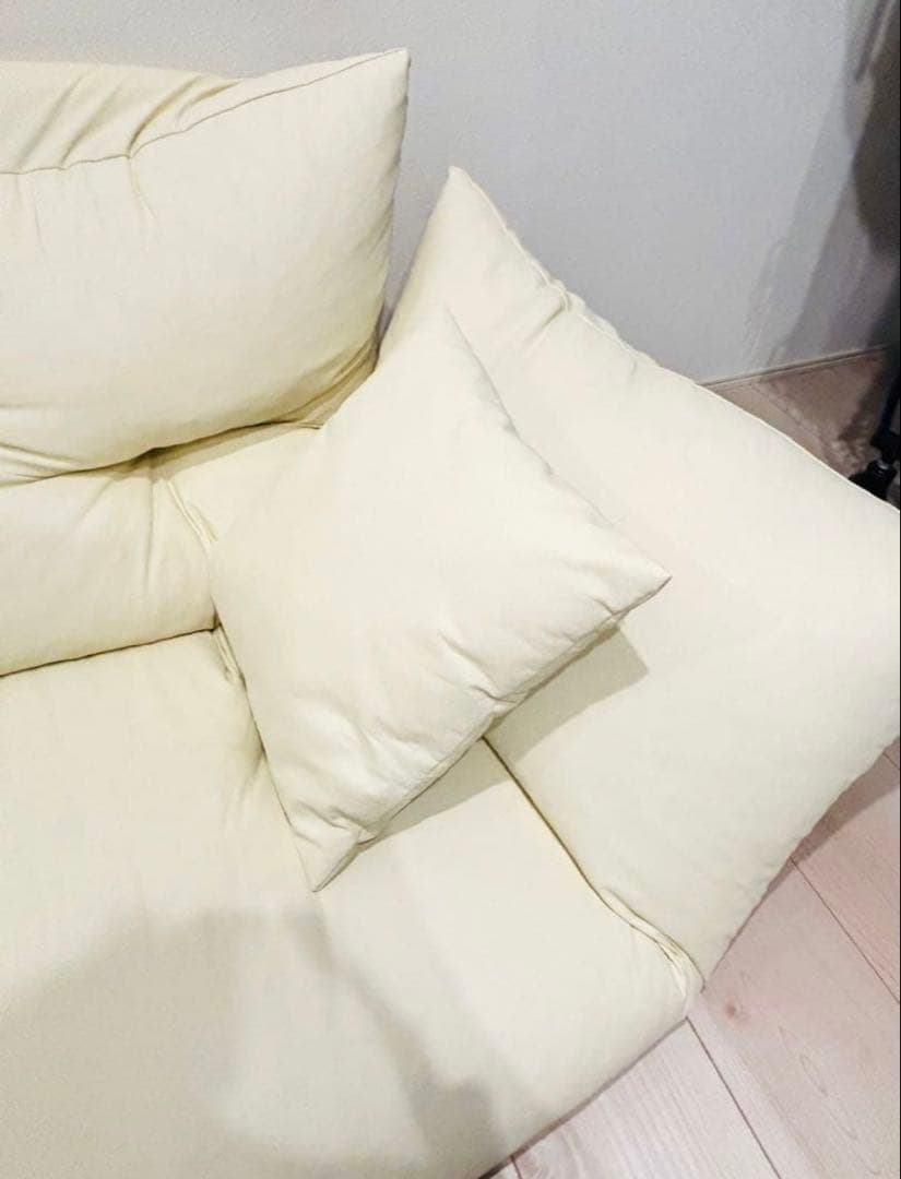 クリーム色 ソファ 2個クッション付き