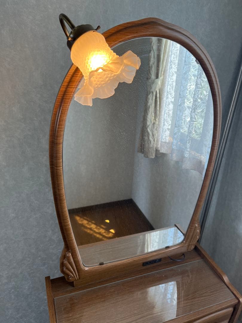 ブラウンのアーチ型ドレッサー アンティーク ライト付き 椅子付き