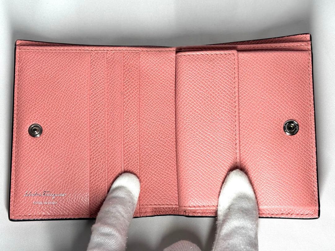 【良品】サルヴトーレフェラガモ　二つ折り財布