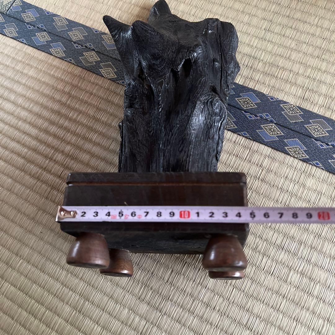 黒い木製の抽象彫刻