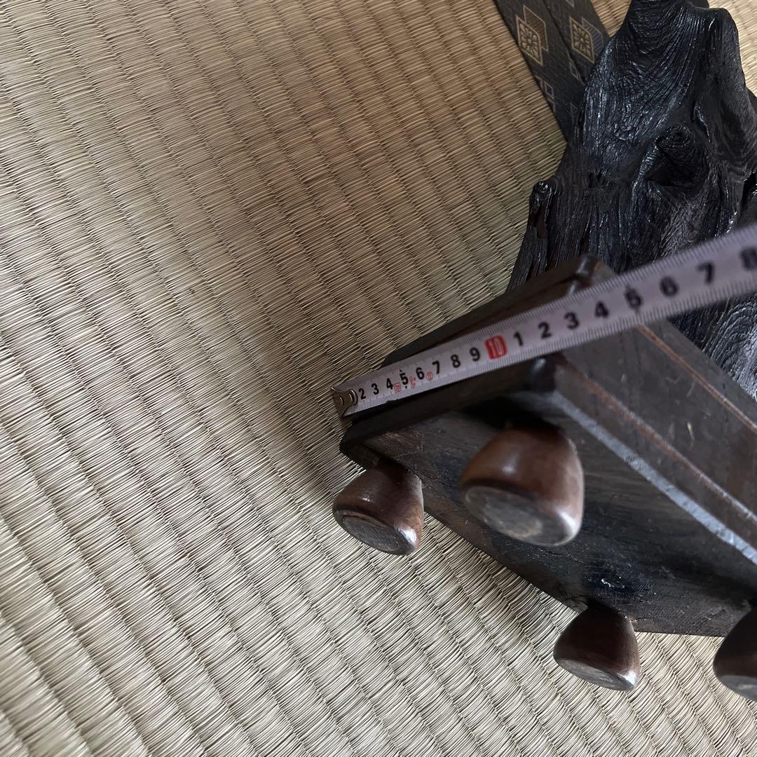 黒い木製の抽象彫刻