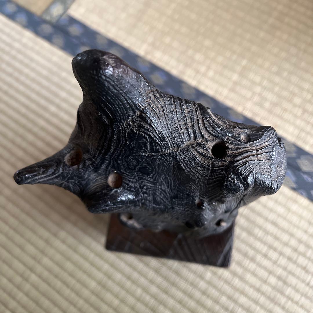 黒い木製の抽象彫刻