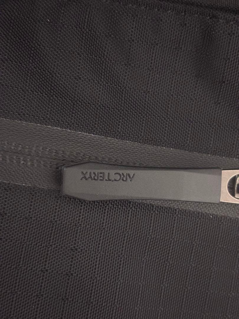 アークテリクス ブラックメッセンジャーバッグ