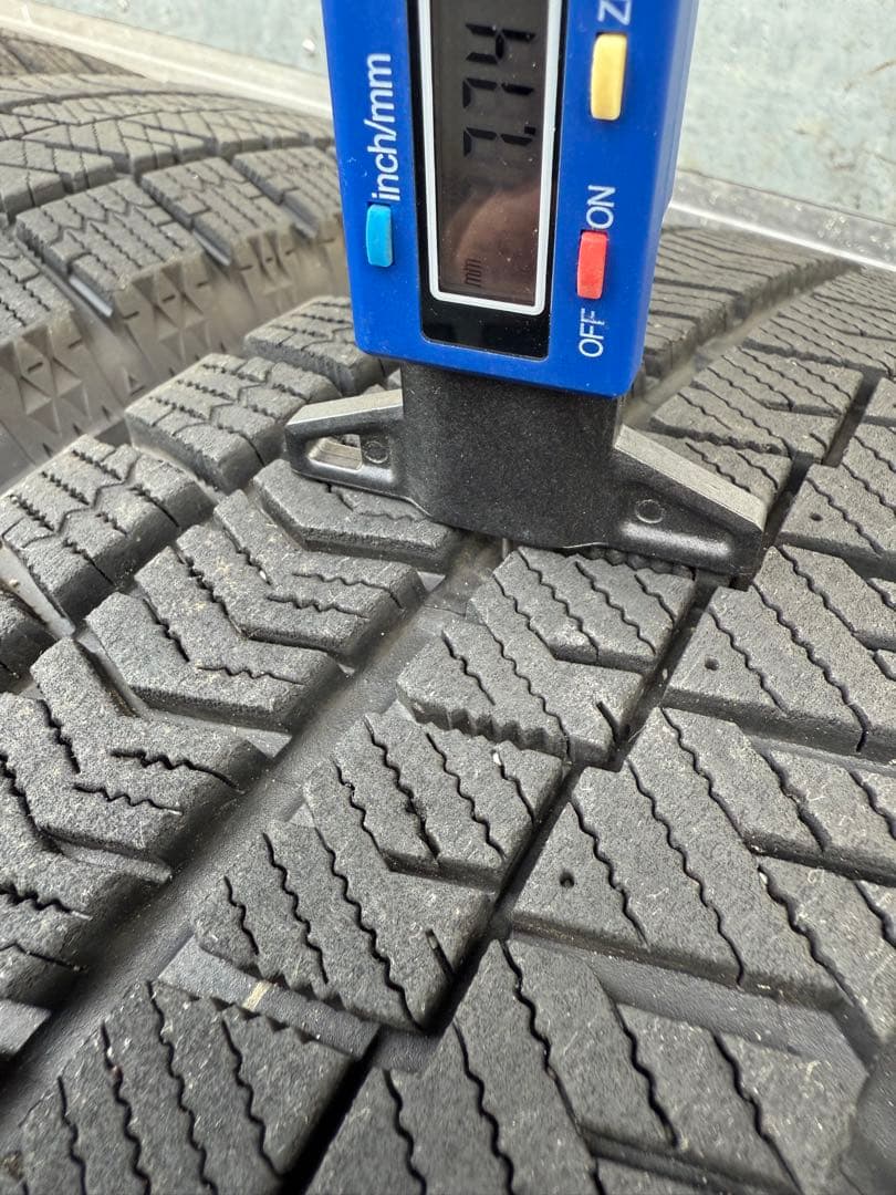 角刈りブリヂストンスタッドレス205／65R16 95Q深溝