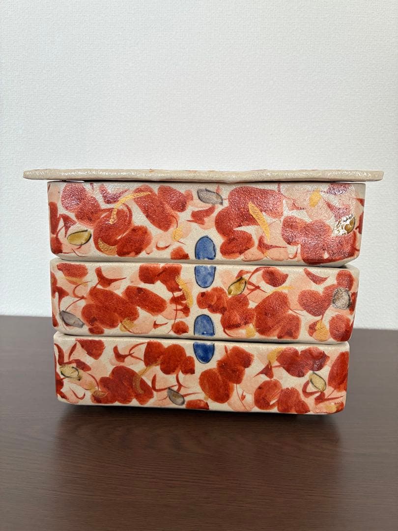 入手困難　赤絵花舞重箱/陶器の重箱（３段）