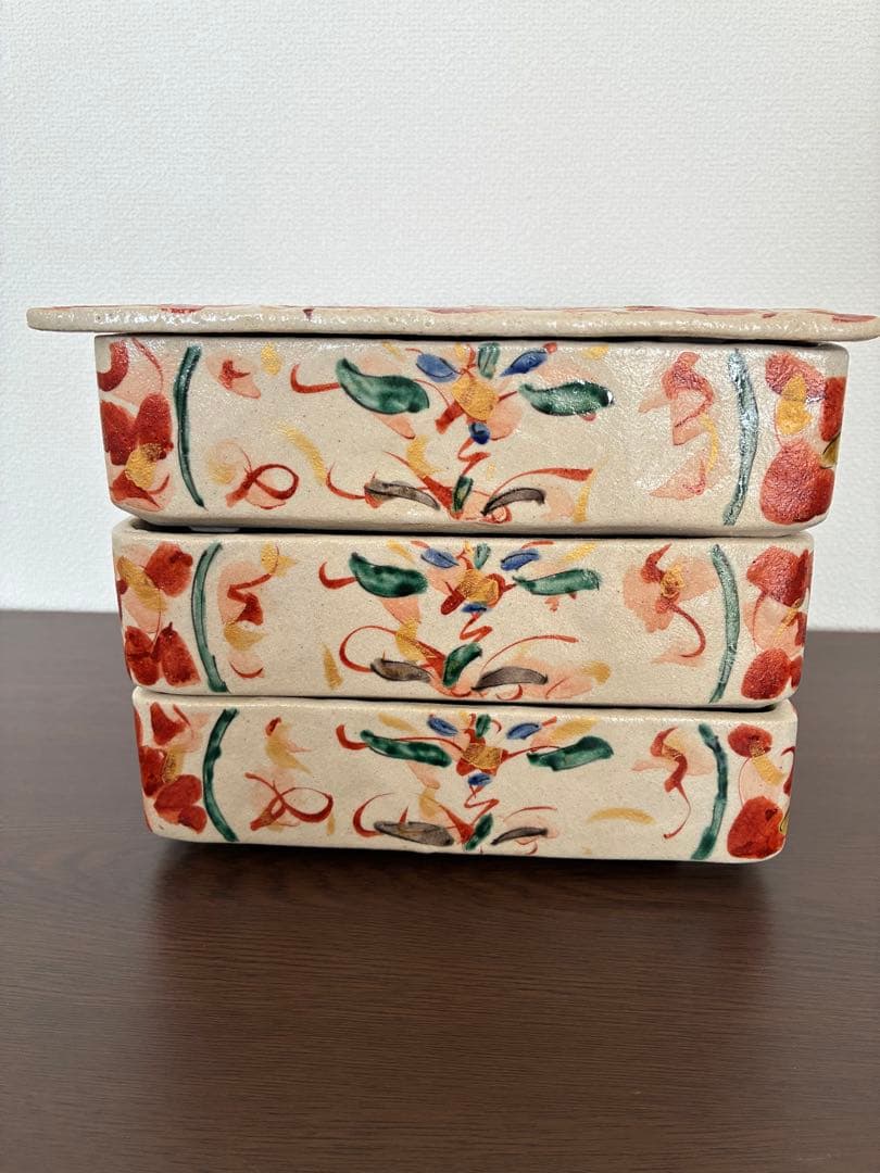 入手困難　赤絵花舞重箱/陶器の重箱（３段）
