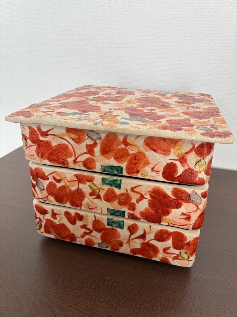 入手困難　赤絵花舞重箱/陶器の重箱（３段）