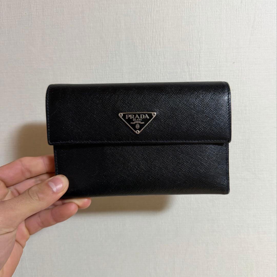 超美品　PRADA　プラダ　サフィアーノ　折り財布　ブラック　レザー　三角ロゴ