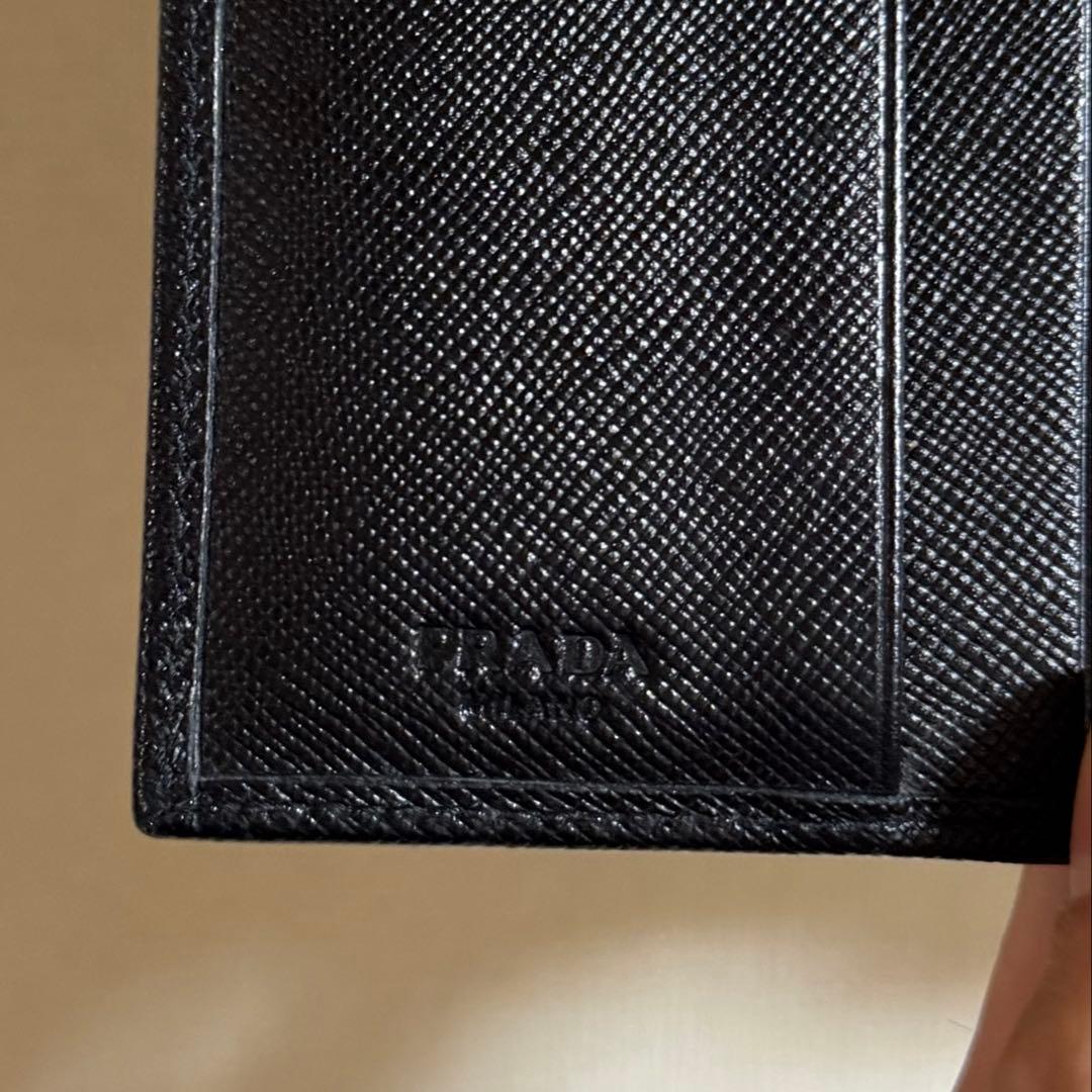 超美品　PRADA　プラダ　サフィアーノ　折り財布　ブラック　レザー　三角ロゴ