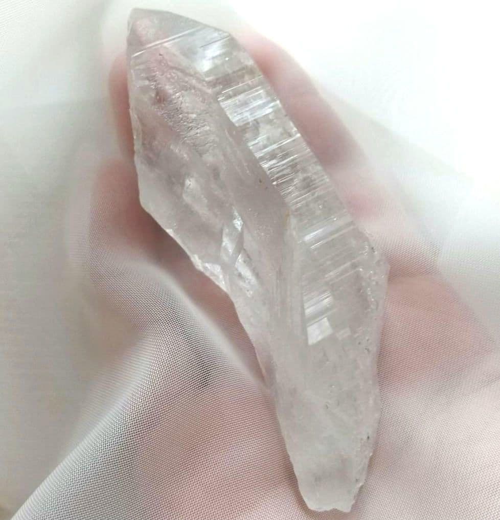 有翼の女神❇️高品質マニハール産 虹入り カーブド・クォーツ