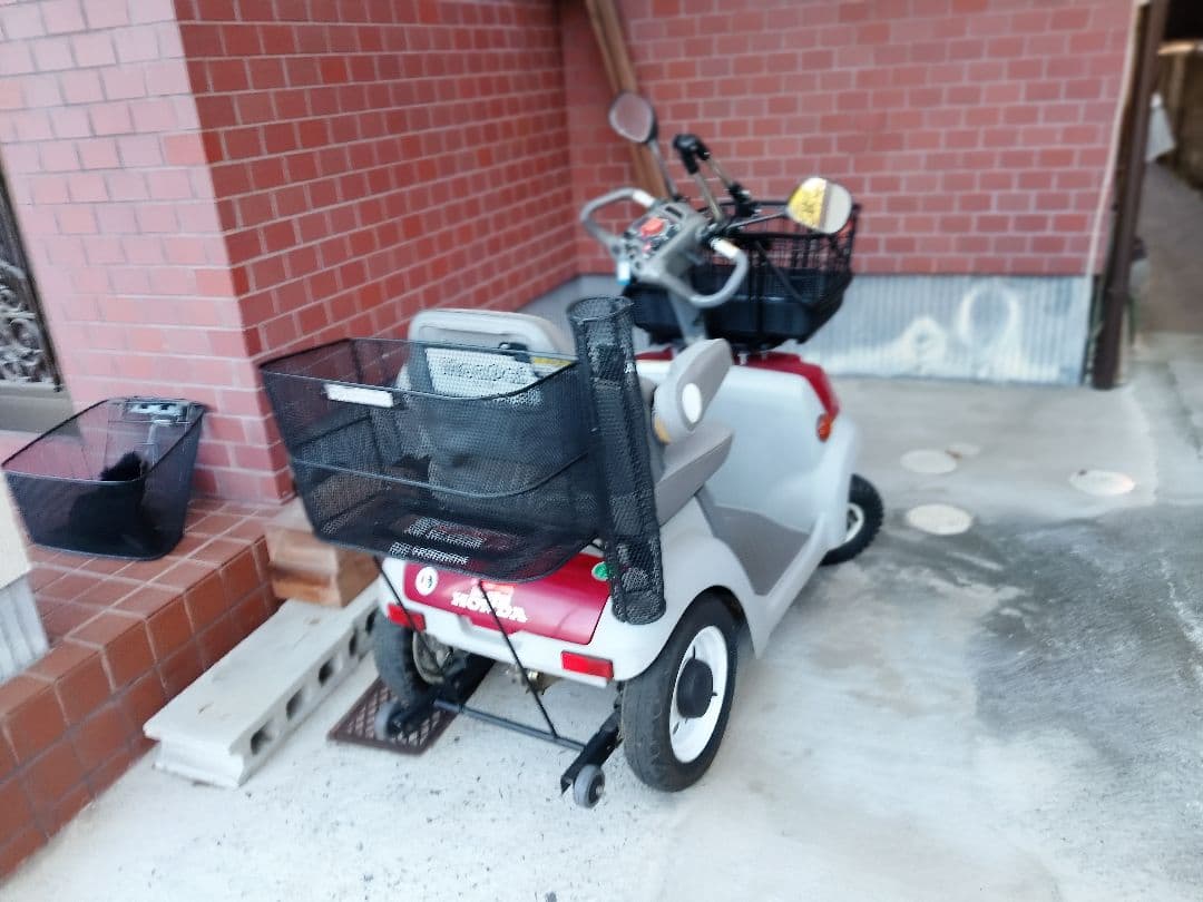 HONDA シニアカー 4輪 赤とグレーモンパルML100