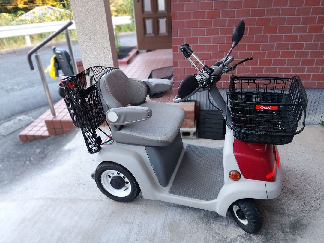 HONDA シニアカー 4輪 赤とグレーモンパルML100