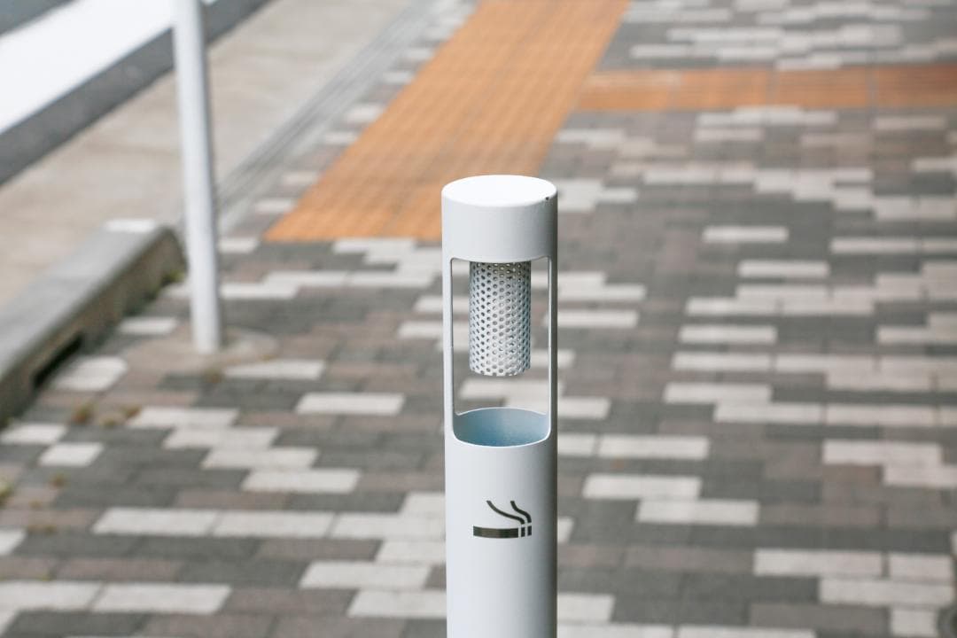 ☆値下げ、訳あり☆ オシャレ！スタンド 灰皿　丸型　ホワイト