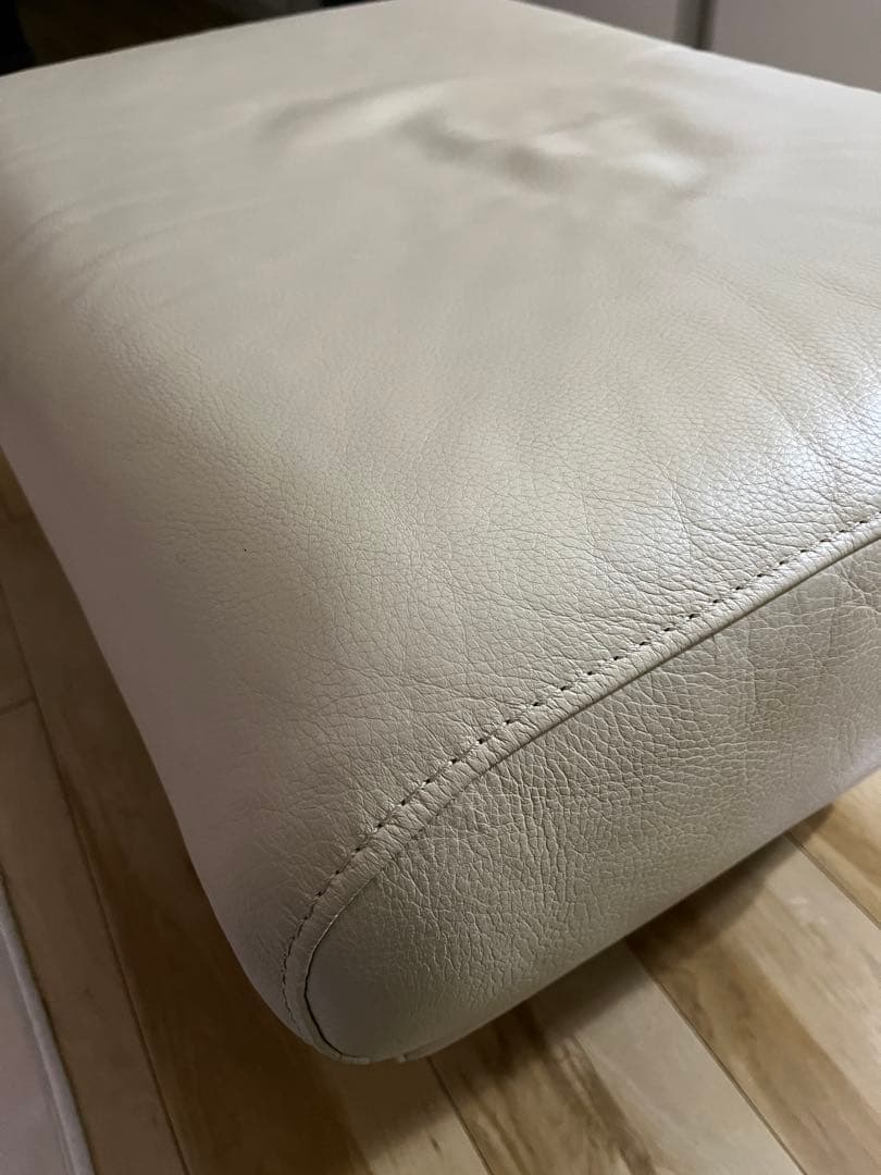 クリーム色レザーオットマン 東京インテリアで購入