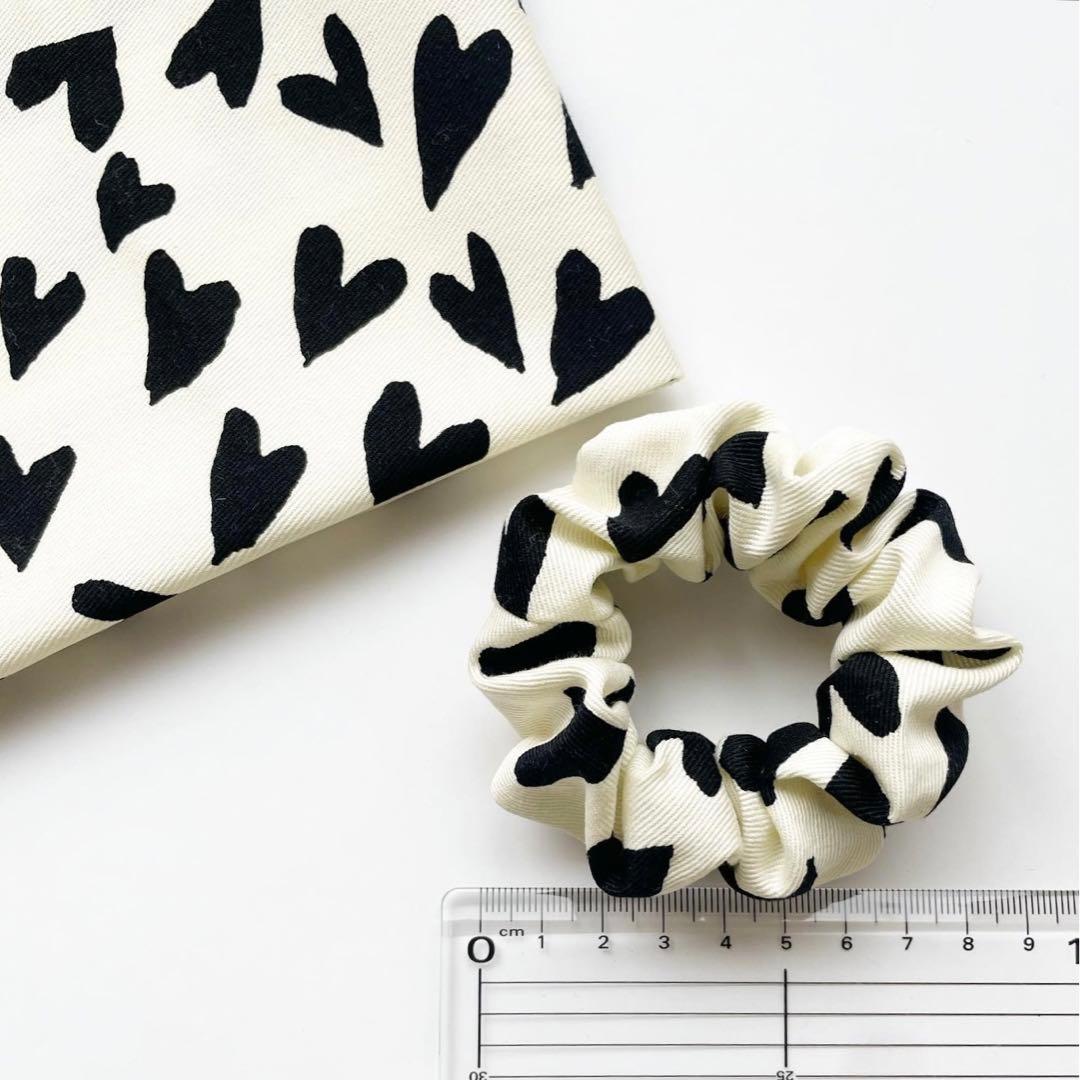 ハートいっぱいキッズシュシュ　黒　ヘアゴム　小さめ　子供　ブラック　バレンタイン