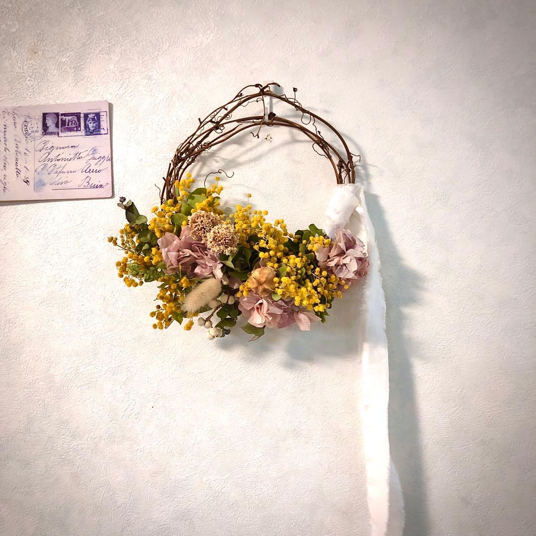 春の訪れ　パールアカシアのハーフリース　ピンクの紫陽花とともに　母の日