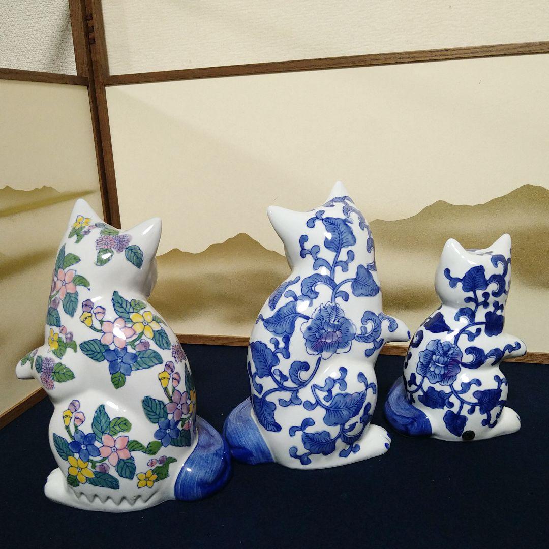 A859 伊万里焼 猫 ねこ染付 色絵 3匹 千客万来 開運招福 置物 縁起物