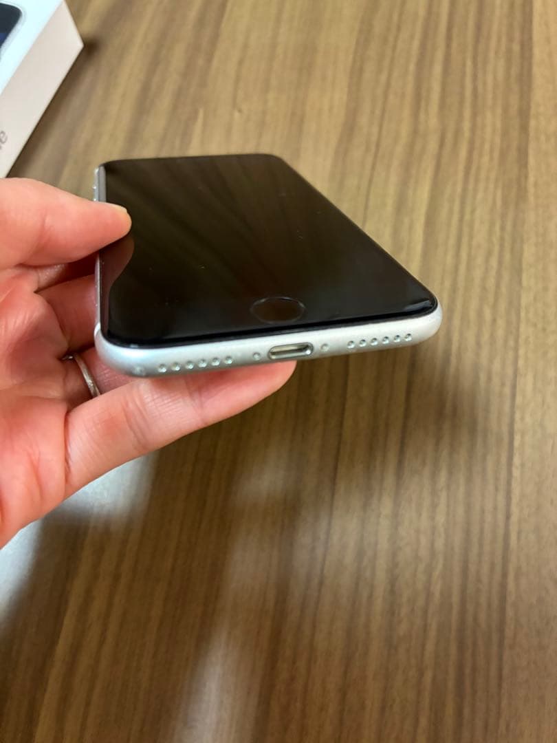 iPhone SE 第3世代　64GB スターライト　②