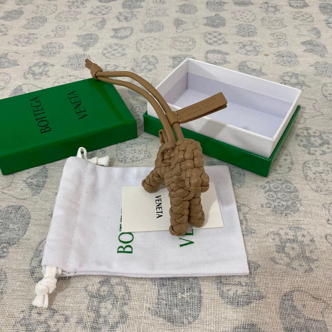 BOTTEGA VENETA 犬型立体チャーム
