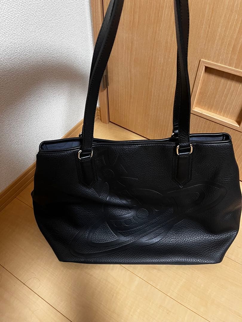 黒のシンプルなトートバッグ