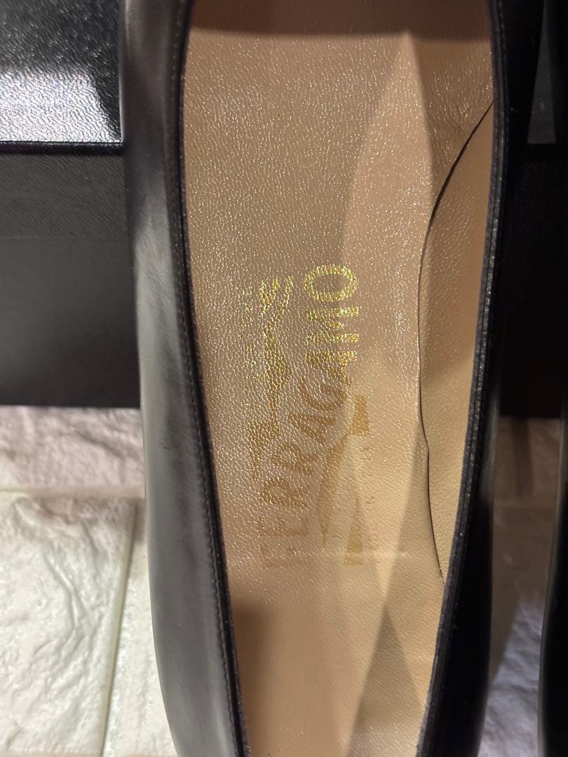 #サルバトーレフェラガモレザー ブラック パンプス 金具付きリボン#23cm
