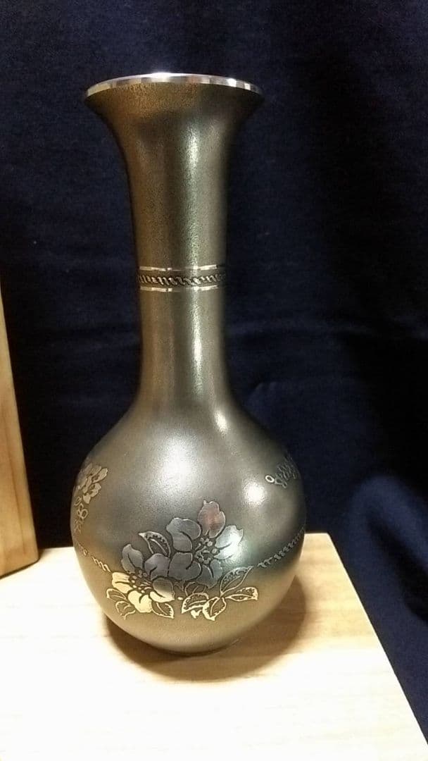 大阪本すず 一輪挿し