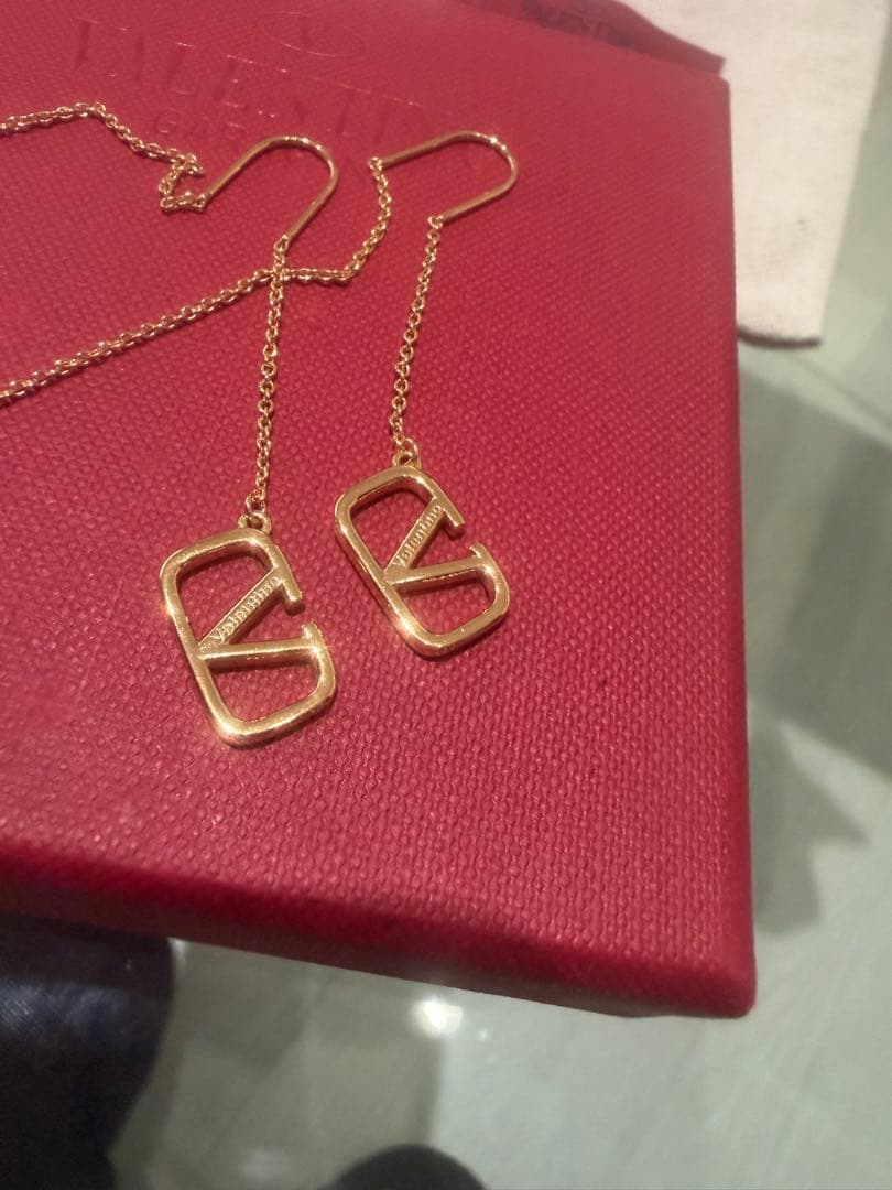 VALENTINO ロゴデザイン ピアス