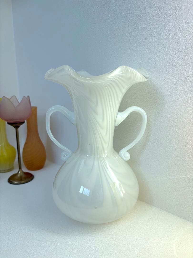 ホワイトガラス製フリルエッジ花瓶　ヴィンテージフラワーベース　vintage