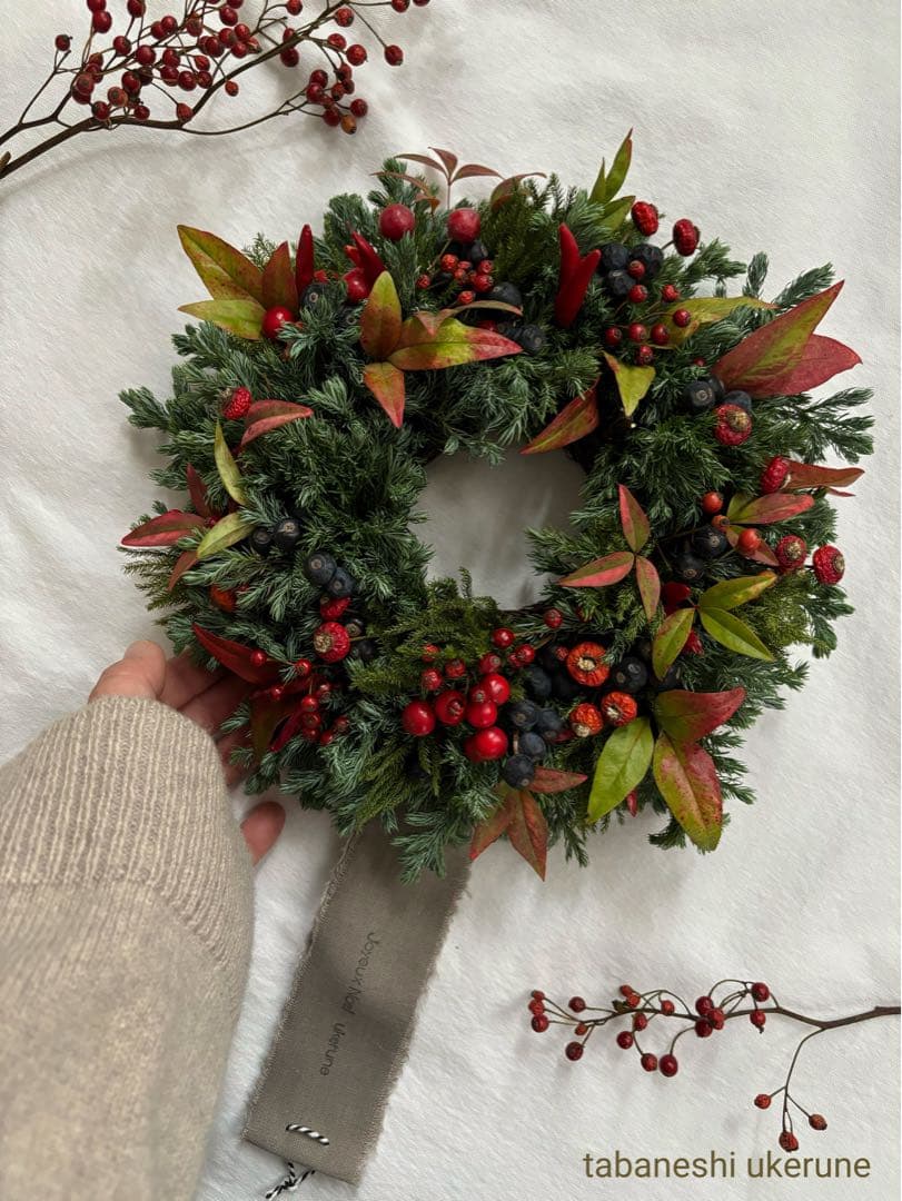 野バラの実や針葉樹を丁寧に紡いだ可愛いらしい クリスマス リース ドライフラワー