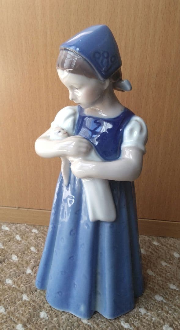 ロイヤルコペンハーゲン　フィギュリン　少女と子の陶器　置物