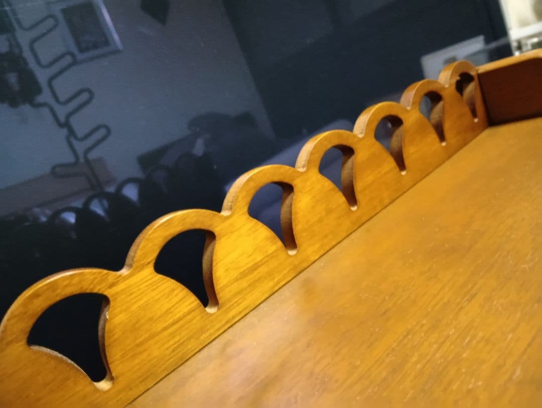 フレンチ　クラシック　透かし彫り　デザイン　ウッド　サイド　ラック