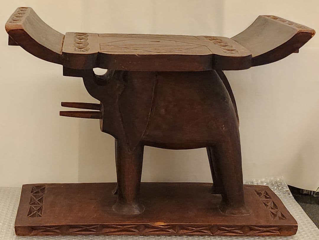 木製象の置物 彫刻模様付き