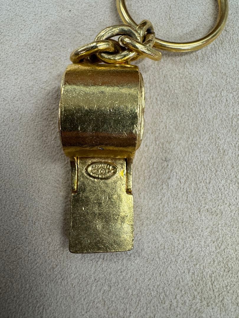 O662 CHANEL シャネル金属製キーリング付きホイッスル