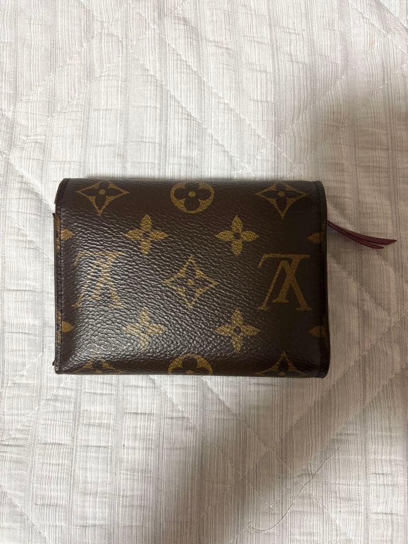 ルイ・ヴィトンのモノグラム ポルトフォイ ユ・ヴィクトリーヌ（フューシャ）　財布