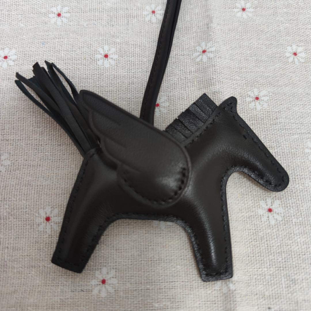ブラックレザー馬型キークロシェット