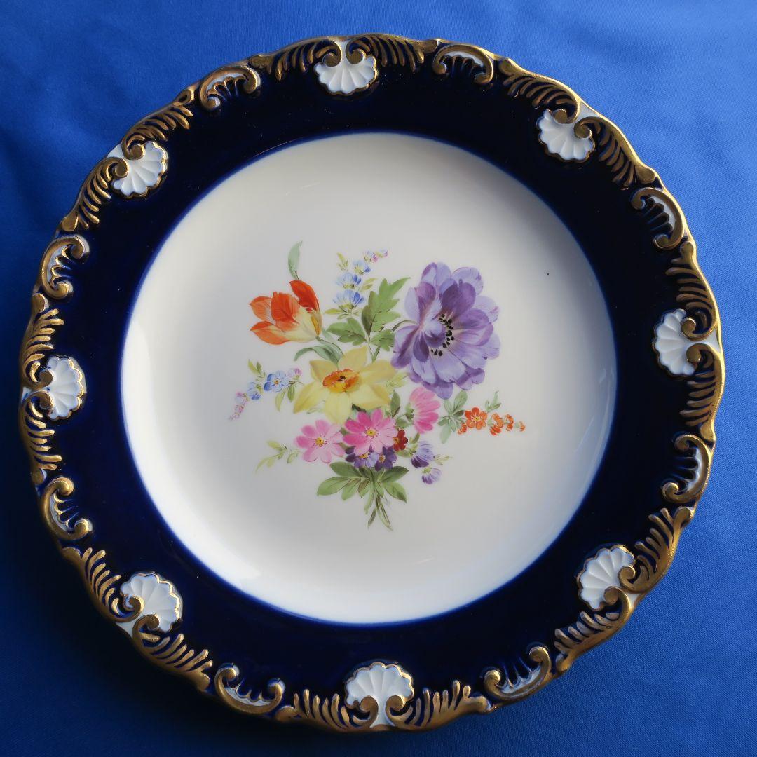 デザインの美しさを際立たせるマイセンプレート（コバルトブルー）