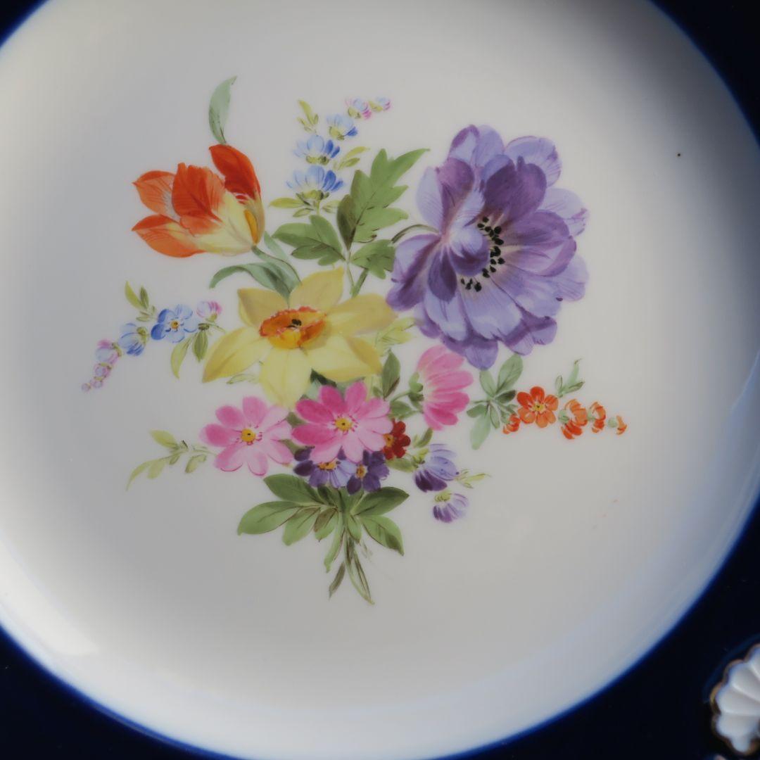 デザインの美しさを際立たせるマイセンプレート（コバルトブルー）