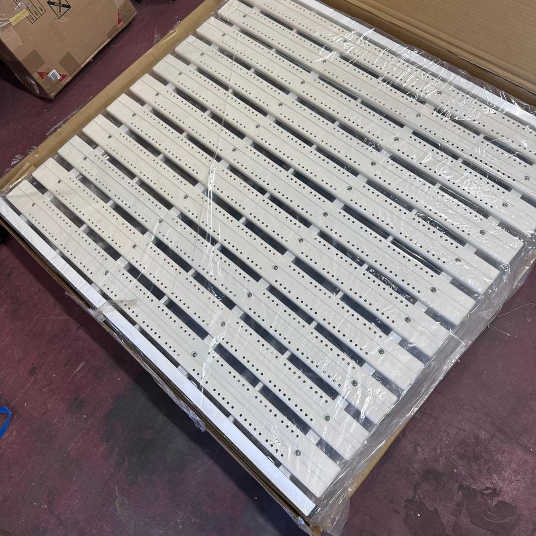 新品　未使用　　シングルべト　ブラック　コンセント付き　すのこベッド　ホワイト