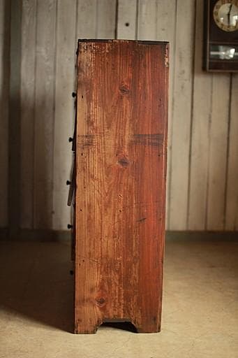 古く味のあるパタパタ扉の木製収納棚　収納棚　食器棚　カップボード　古家具　古道具