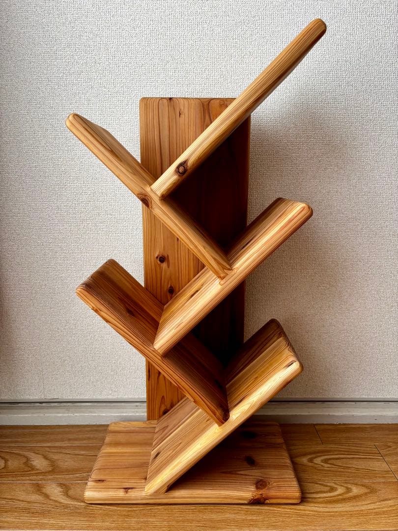 国産杉の無垢材でつくるツリー型本棚