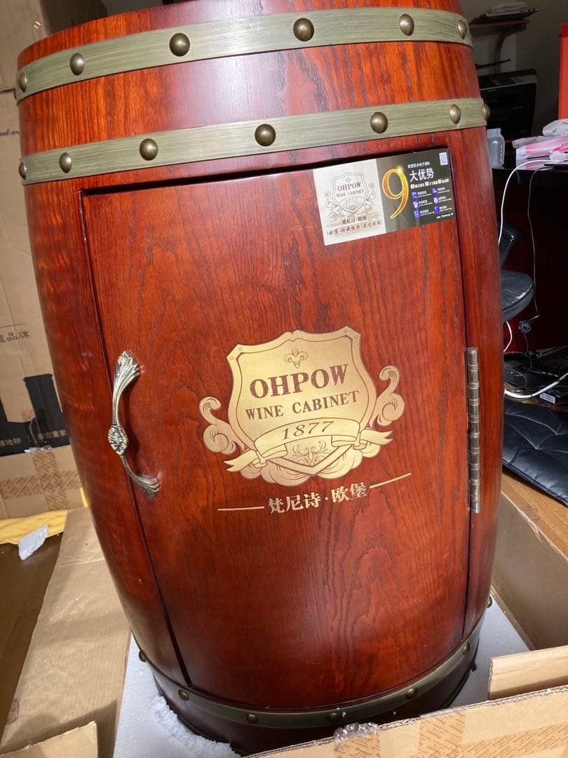 アンティークな樽型デザインのワインクーラーです。