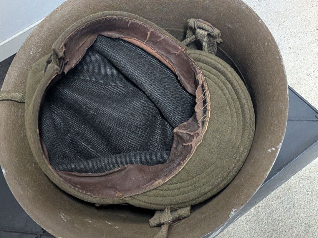 グレーの金属製ヘルメット　軍隊　帽子と有りました　戦争