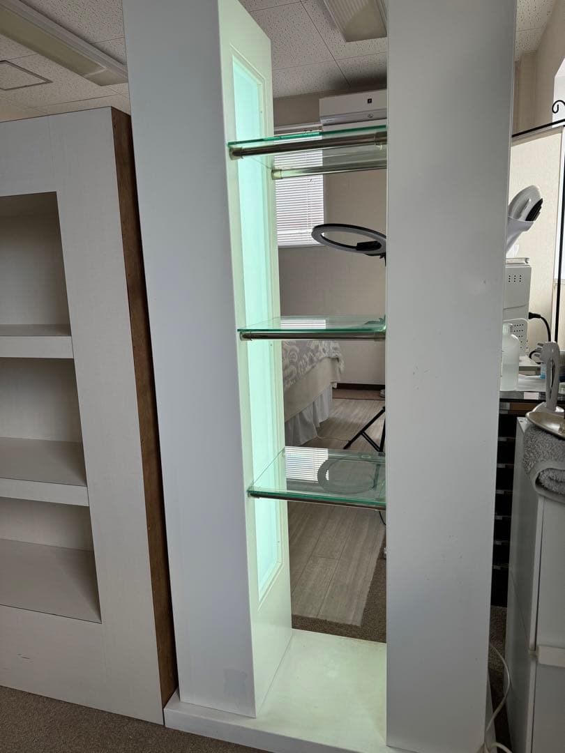 ホワイトシェルフ（ライト付）棚エステサロン